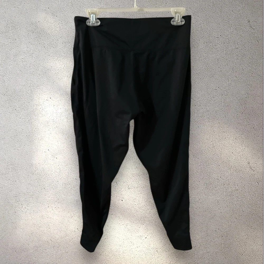Black yoga leggings cuffed with pockets size large